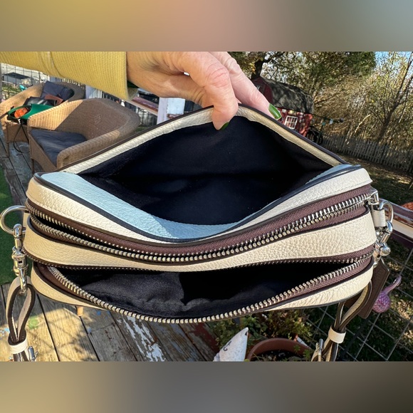 Coach crossbody camera bag style purse - Picture 4 of 9